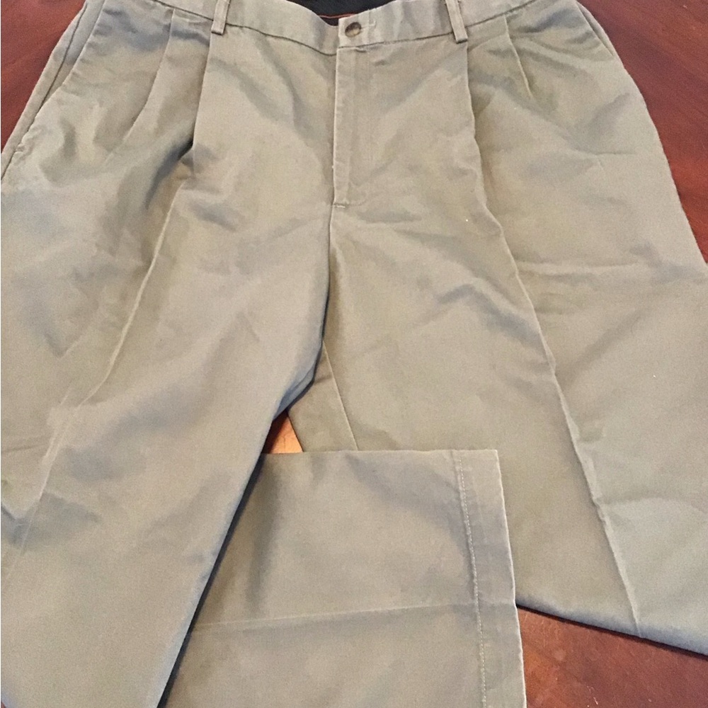 Haggar Men's Olive Chinos size 38/29..E38